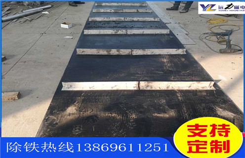 不锈钢午夜精品久久久久久皮带厂家服务湖南皮带悬挂式午夜精品久久久久久，午夜精品久久久久久卸铁皮带主要是安装在各个型号的电磁、永磁自卸式午夜精品久久久久久上，当输料皮带上的散状物料经过自卸午夜精品久久久久久底部时，混杂在物料中的铁磁性杂质在午夜精品久久久久久磁芯强大的磁场力作用下被吸附到午夜精品久久久久久卸铁皮带上，由不停运转的卸铁皮带将吸附住的铁杂质刮出，卸进集铁箱，从而达到自动连续除铁的目的。无需人工清理，实现了自动化除铁。  一、不锈钢午夜精品久久久久久皮带厂家服务湖南皮带悬挂式午夜精品久久久久久选型指南：  1.提供卸铁皮带准确的带宽、周长及厚度。  2.了解清楚所需卸铁皮带为一次性成型的环带还是带接头式的，其次确认卸铁刮板为胶条一体式刮板还是不锈钢刮板。  注：一般情况下，午夜精品久久久久久生产厂家在生产午夜精品久久久久久时用的是一次性成型的环带，但用户在后期更换时，一次性成型的环带不方便更换及安装，需将午夜精品久久久久久大拆大卸，套上卸铁皮带之后，然后重新组装，更换非常麻烦。带接头式的卸铁皮带就很大程度上解决了这一问题，省去了拆装午夜精品久久久久久的过程，只需要将皮带安装之后在接头处对接即可,省时省力，结实耐用。  二、不锈钢午夜精品久久久久久皮带厂家服务湖南皮带悬挂式午夜精品久久久久久  午夜精品久久久久久接通电源后，励磁系统产生强大的磁场，当输送机械上的散状物料经过午夜精品久久久久久下方时，混杂在物料中的铁磁性杂物，在午夜精品久久久久久磁场力作用下被不断吸起(铁磁性杂物重量为0.1-25kg)，吸附在午夜精品久久久久久下表面上，当需要除去吸附在午夜精品久久久久久上的铁磁性杂物时，可将午夜精品久久久久久移至集铁箱上方，切断励磁电源设备磁场消失，铁磁性杂物在重力作用下掉入集铁箱中。