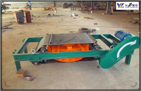 黑龙江油浸盘式午夜精品久久久久久_技术参数_黑龙江油浸盘式午夜精品久久久久久工作原理_国家标准生产厂家 ，RCDE油冷式电磁午夜精品久久久久久,内部采用九十年代国际变压器先进技术,变压器油循环冷却,全密封结构,具有磁力大、防尘、防雨、耐腐蚀、连续工作使用寿命长等特点,对辊压机、破碎机等机械设备起着可靠的保护作用。  一、黑龙江油浸盘式午夜精品久久久久久_技术参数_黑龙江油浸盘式午夜精品久久久久久工作原理_国家标准生产厂家 用途和特点  1、用途  午夜免费在线观看生产的RCDE系列永磁自卸午夜精品久久久久久,广泛应用于水泥、火力发电、矿山、陶瓷、非金属矿、冶金化工、玻璃、煤炭等行业中。与各种输送机配套使用,是一种用于清除散状非磁性物料中铁件的电磁设备。一般安装于皮带输送机的头部或中部,通电产生的强大磁力将混杂在物料中的铁件吸出后,达到清除的目的,并能有效地防止输送机皮带纵向划裂,保护破碎机、研磨机等正常工作。  2、性能特点  RCDE系列永磁自卸式午夜精品久久久久久是一种高效、节能、环保型永磁新产品,具有透磁浓度大、吸力强、能耗低、性能稳定、可靠等特点。本公司产品其主要性能指标均达到或高于JB/T8711-2006标准要求。  二、黑龙江油浸盘式午夜精品久久久久久_技术参数_黑龙江油浸盘式午夜精品久久久久久工作原理_国家标准生产厂家 技术特点:  1、磁路采用计算机模拟设计,透磁shen度大,磁力强。  2、励磁线圈特殊设计,具有纵向和横向油道,极利于热量传到变压器油中,有效地降低线圈的温度。  3、线圈经特制环氧树脂浸泡及固化处理技术,提高了整机的绝缘性能,全密封结构,防尘、防雨、耐腐蚀。  4、波纹型散热翅片,大幅度提高散热面积,有效控制了温升。  5、可有效吸除混杂在非磁性物料中0.1-35公斤的铁磁性物质。